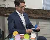 Dr. Camilo Massa com os alinhadores Invisalign