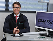 Dr. Camilo Massa em consulta
