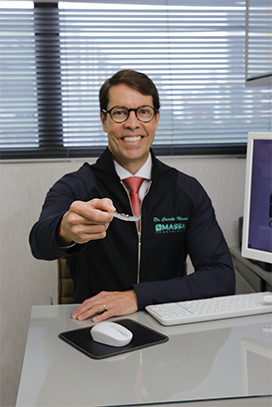 Dr. Camilo Massa apresentando o alinhador Invisalign