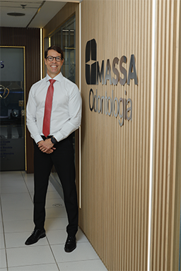 Dr. Camilo Massa no corredor da Massa Odontologia