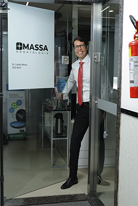 Dr. Camilo Massa na entrada da clínica