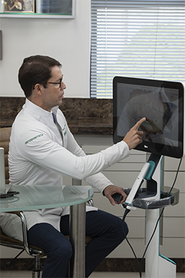 Dr. Camilo Massa operando o escâner intraoral 3D