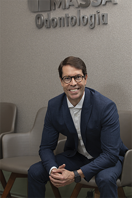 Dr. Camilo Massa na recepção da clínica