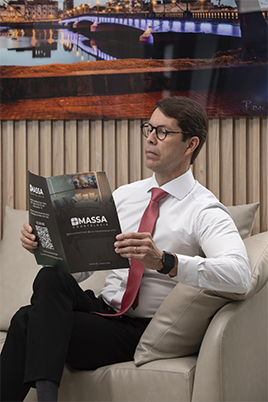 Dr. Camilo Massa na sala de espera da clínica